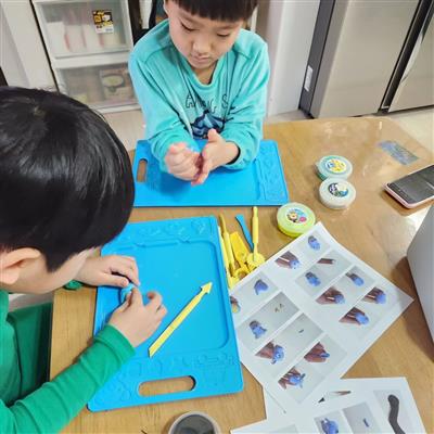 Những bạn nhỏ đang nắn nót sáng tạo những nhân vật thú vị bằng đất nặn Amos Korea 💖